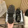 huostar Дизайнерские сандалии P на толстой подошве Черно-белые сандалии с полым тканым носком и пряжкой Размер 34-41 Повседневная обувь для увеличения фабричной поставки