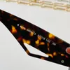 Lunettes de soleil rectangulaires en acétate pour femmes et hommes, marque carrée, verres noirs résistants aux rayures, motif de lettre plaqué or, chaîne détachable, lunettes de pêche