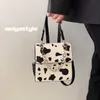 2022 Bolsa feminina da primavera Vers￡til Ins Messenger Cow Padr￣o de bolsa de ombro de ombro ￺nico Flip Design Small Bag Retro