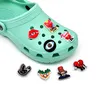 MOQ 100pcs Hot Bad Bad Bunny Pattern Croc Charms 2D Soft PVC Cog Shoe Peças Acessórios Moda Sapatos Decorações Fit Men Sandals Kids Wristlets Gifts