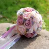 Lussuosi fiori artificiali Bouquet da sposa per spose Spilla da damigella d'onore Quinceanera Quince Sweet 15 16 Bouquet con rose di seta di cristallo Pizzo di nastro di lavanda