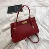 Purses Outlet Texture Female 2022 Ny mångsidig Messenger Bag Bride French Minority Handbag