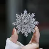 Designer Women Pearl Brooch Snowflake Suit Brooches for Woman 3A Zircon Lady Flower Pins Vintage Elegant Luxury Bride Dress Pins Button Pin Fashion Scarf Buckle