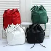 Diseñador de moda Bolsos de cubo de hombro Bolsos de viaje para mujer Bolsos de viaje para mujer Deportes Ocio Bolsa al aire libre Moda Paquetes de día de cuero negro Mochila de fiesta