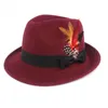 Berets Fashion Retro Women Fedoras Gentleman Jazz Felt Wide Brim Feather Decoration Bowler Hats Crimping Warm Cap Outdoor UnisexBerets