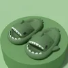 Slipers de banheiro de tubarão de desenho animado feminino super macio deslizadores de nuvem não deslizam sandálias de chinelos de chuveiro seco rápido