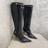 Botas de cano alto de couro de cordeiro Cagole fivela de pino enfeitada sapatos de zíper lateral bico fino salto agulha bota alta designer de luxo sapato para0001