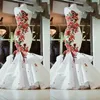 Czerwone i białe kwiaty 3D kwiaty syrenki syrena ślubna koronkowa gorset Sweetheart Satynowa koralika Rucha South Arabskie suknie ślubne