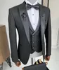 結婚式のタキシード2022花groommenのためのスリーピースメンスーツピークラペルブレザーグレージャケットパンツベストテーラーメイドの男性スーツ