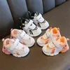 0-4 sommar baby sneakers mode pojkar flickor ihåliga andningsbara mesh skor mjuk botten non-slip casual skor baby småbarnskor g220517