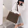 2022 Factory Wholesale New Boutique women's messenger bag large capacity, versatile, mature and fashionable foreign style one shoulder