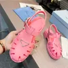 Designersandaler Soft Cage Gummisandaler 22SS Dam Läder Dam Ankelrem Spänne Brevtryckt Chunky Heel Yttersula Sandal Plattform Sommar Beach Slipper