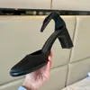 2022 Sandalias de diseño Mid-tacón Slingback Bombas Mujeres Cabeza redonda Sandalia Chunky Heel Hebilla de metal Zapatillas con caja