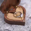 Voorraad! Houten sieraden opbergdozen blanco diy gravure bruiloft retro hartvormige ringbox creatieve geschenkverpakking su