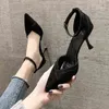 Сандалии Ранняя весна Новый цвет, соответствующий моде Сандалии Женщины Корейская версия заостренной пряжки на высоких каблуках обувь 220325