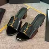 Tasarımcı Sandalet Metal Toka Dekorasyonu Klasik Moda Flip Flip Flops Lacquer Altın Kırmızı Buzağı Kadın Terlik