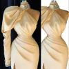 2022 Beige elegante Hülle Cocktailkleider lange Ärmel Falten ein schulter perlener hoher Hals Mini Kurzschluss -Prom -Party -Kleid für Frauen Mitte hergestellt