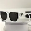 Designer Classic Symbol Mens SPR82WS Fashion Womens Leisure Vacation UV Protection Lenses Black White Solglasögon med originallåda