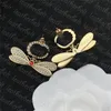 Pendiente chapado en oro de lujo para mujer, colgante Retro de oreja de abeja, Perla elegante con letras, regalo de cumpleaños con caja