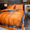 Juegos de cama de diseñador Orange queen 4 unids/set letra impresa tamaño king funda nórdica de seda sábana de verano fundas de almohada de moda