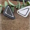 Insignia triangular blanca y negra, alfileres para mujer, ropa de moda, accesorios para sombreros, broches impresos con letras de diseñador para regalo de fiesta