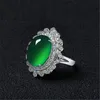 Squisito e alla moda placcato in platino anello di giada verde fantasia palazzo di lusso anello di diaspro di cristallo di calcedonio fiore aperto pieno di diamanti