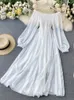 Ly Varey Lin Spring Autumn Kobiety Eleganckie sukienki świąteczne Puff Slash Slash Dajna szyja na ramię Smocked White Szyfon 226014
