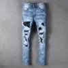 Jeans pour hommes coupe skinny pantalon bleu denim pour homme motard mince déchiré en détresse coupe moto régulière patchs de rivets noirs à la mode longue fermeture à glissière droite avec trou de pulvérisation