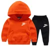 Bahar Sonbahar 2pcs Çocuk Spor Gündelik Setleri Uzun Kollu Mürettebat Boyun Sweatshirts Kıyafetler Çocuk Çocuk Marka Logosu Baskı Gevşek Yumuşak Takım Dış Mekan Giyim