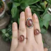 Pierścienie klastra Naturalny kryształowy pierścień truskawkowy. S925 Mosaic. Pierścień palca żywy. Różowy kolor Jade jest jasny i wspaniały. Klaster Edwi22