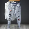 Горячие мужские джинсовые джинсы мода печать личности разорванные отверстия патч Trend Trend Spirit Guy промытые тонкие ноги подростки обрезанные брюки