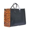 Bolsa de bolsa de leopardo bolsa de compras astutas em grande capacidade para mulheres bolsas de ombro de bolsas de ombro em relevo Letras de couro genuíno Interior Pocket Classic M45719