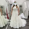 Vestidos deslumbrantes de noiva de renda Bateau pescoço uma linha de noiva com botões cobertos de faixa com miçam