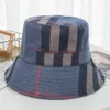 21ss seyahat güneşlik kovası şapkası geniş kısrak şapkalar moda klasik ızgara şerit basılı tasarımcı kadınlar naylon sonbahar bahar balıkçı güneş kapakları dgxd