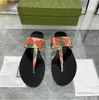 G läder thong sandal kvinnor män modedesigner tofflor mode tunna flip flops skor sommar strand avslappnad glidbanor svart vit storlek 35-46'g '' '