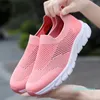 Summar Kvinnors Casual Shoes Mesh Andningsbara Sko Fashions Softs Bottoms Womans Sport Sneakers Storlek 41 55