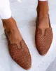 2022 Lady Sheepskin Läder Sexiga damer Flat klackar Sandaler Skor Pionted-Toe flätat Buckle Summer Europe and America Catwalk Slip-On Size 34-42