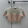 2022 여성 여름 양모 니트 티 디자이너 탑 스트라이프 패턴 밀라노 활주로 디자이너 자르기 탑 티셔츠 의류 하이 엔드 탄성 메탈 버튼 풀오버 스웨터