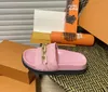 Designer gummi Slide Stamp Chain Slipers Sandal Floral Brocade Leather Slipper Gear Bottoms Flop Flops Women randig strand Kausal toffel med spänne toppkvalitet