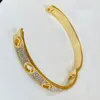 Modeontwerper armband voor heren vrouwen volledige diamant goud letters armbanden sieraden cadeaus luxe liefde armbanden trouwkast nieuw 22051303r