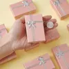 Pantalla de cajas de regalo de joyería de cartón de 24 piezas para joyas para embalaje de joyería rosa con bownot y esponja dentro de 80x50x25mm 220428