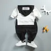 ベビー幼児の男の子2pc服の手紙長袖フード付きコートTシャツパンツセット45pu