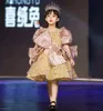 2022金のスパンコールの火花の花の女の子のドレス結婚式のボールガウンのシアーネックチュール長袖リットル子供誕生日Pageantウェッディングガウン