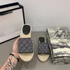 2022 Designer Sandales Femmes Chaussures extérieures en cuir Espadrille Sandale Luxury Slipper Platform Flat Tlide avec le double G Metal BE5719566