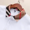 최신 디자이너 럭셔리 남성 폴로 셔츠 패션 여름 슬림 한 슬림 단락 100% 면화 고품질 자수 남자 티셔츠 의류