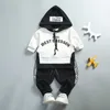 男の子2PC幼児用服の手紙長袖フード付きコートTシャツパンツセット