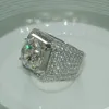 Anello Hiphop maschile fatto a mano Gioielli di moda sbalorditivi Argento sterling 925 Popolare Taglio rotondo Topazio bianco Diamante CZ Pietre preziose Pietre preziose Anello da uomo per fedi nuziali