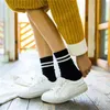 Frauen Socken Strumpfwaren Lustige Süße Koreanische High School Mädchen Baumwolle Lose Gestreifte Crew Bunte Sox Harajuku Designer Retro Schwarz Weiß DressSo