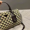 Треугольная печать туристическая сумка Duffle Bag Men Men Designer Travel Luggage Bag Bag Ladies Classic Simbag Sumbag265Q