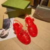 Yeni 2022 Tasarımcı Sandalet Jelly Sandallar Şeffaf Terlik Kadın Çift G Sandalları Düz ​​Düz Düğme Kauçuk Ayakkabı Flip Flops Boyut 36-41
